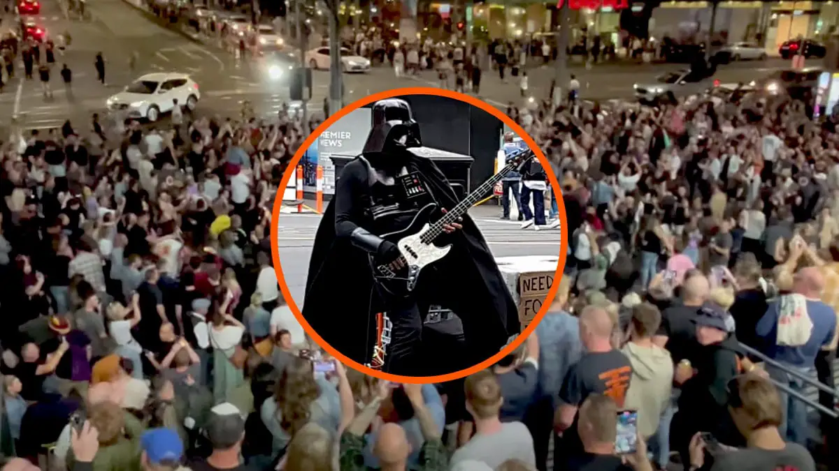 Darth Vader juntó a una multitud tocando covers de Red Hot Chili Peppers en la calle