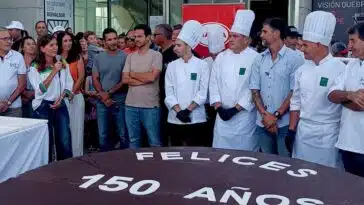 Así es el alfajor gigante de Mar del Plata