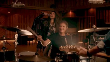 Así suena la reversión del clásico "Persiana Americana" con Thalía y Charly Alberti