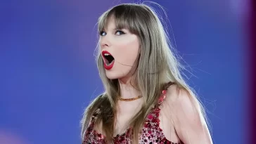 Un hombre destruye guitarra de Taylor Swift que compró en una subasta: hay video
